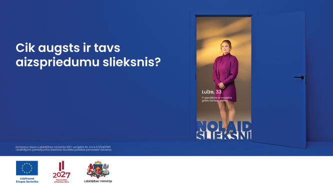 Kampaņas "nolaid slieksni" afiša ar Luizi. Bilde Luize kas stāv taisni un skatas uz priekšu un viņas citāts. Mentālā veselība nav slieknis, tavi aizspriedumi gan,