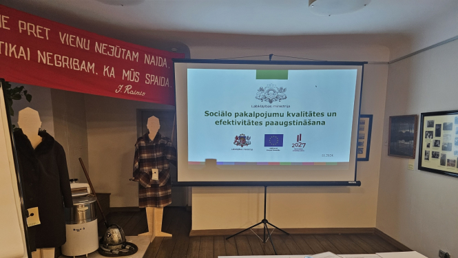 Bilde no domnīcas pasākuma, runātājs un prezentācija