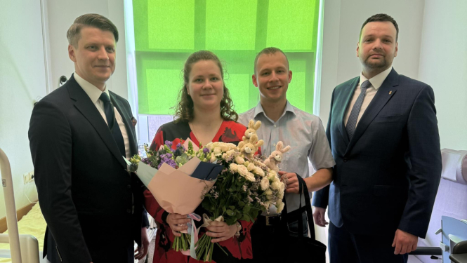 Paula Stradiņa Klīniskā universitātes slimnīcā piedzima trīnīši, bilde vecāki ar R. Uzulnieku un 