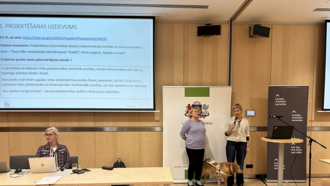 Piekļustamības semināra fotogrāfija ar suni