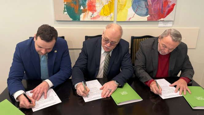 Labklājības ministrs Reinis Uzulnieks un Latvijas Veselības un sociālās aprūpes darbinieku arodbiedrību (LVSADA) un Latvijas Valsts iestāžu, pašvaldību, uzņēmumu un finanšu darbinieku arodbiedrību (LVIPUFDA) vadītāji paraksta 