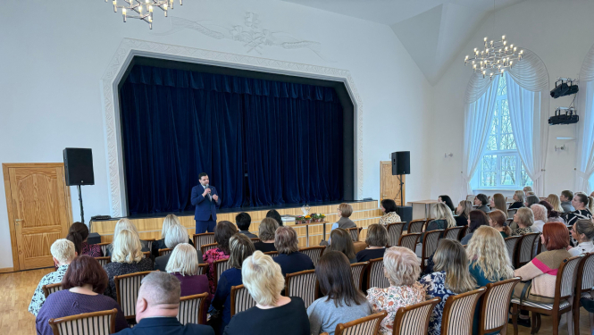 bilde redzams LM ministrs sakot uzrunu bāriņtiesas darbiniekiem.  Ozolniekos tika godināti 🇱🇻 Latvijas Bāriņtiesu darbinieki.