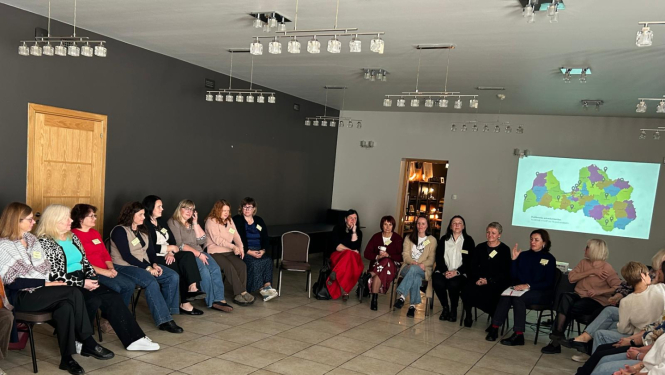 vasaras skola 2025. 1. oktobris, atskats kā visi sēž apli un klausas prezentāciju