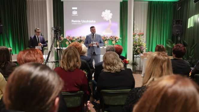 Labklājības ministrijas konkursa „Gada balva sociālajā darbā 2025” apbalvošanas pasākums,  uz skatuves runu saka labklājības ministrs R.Uzulnieks 