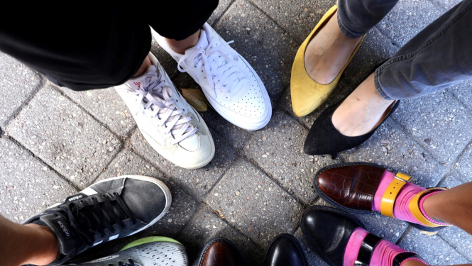 Cilvēku kājas. Katram cilvēkam katrā kājā dažādi apavi