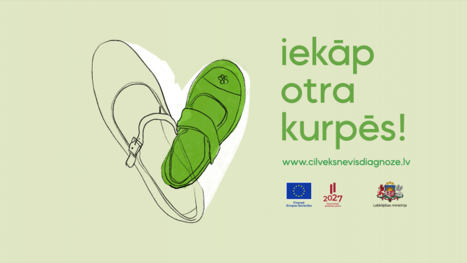 Divas zīmētas kurpītes un sauklis "Iekāp otra kurpēs!"