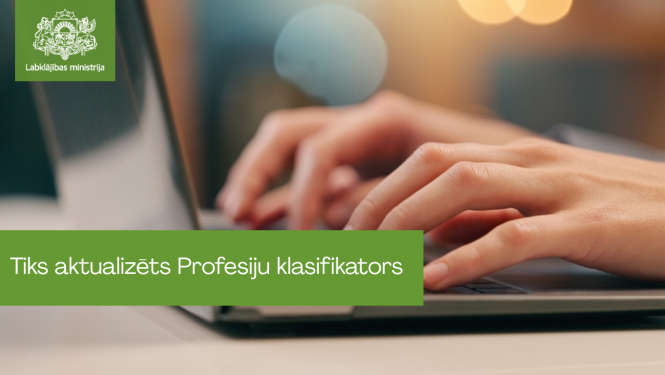 Attēlā redzamas rokas, kas raksta uz klēpjdatora tastatūras, fonā izplūdušas gaismas. Kreisajā augšējā stūrī redzams Labklājības ministrijas logo. Apakšā zaļā joslā uzraksts: “Tiks aktualizēts Profesiju klasifikators”.