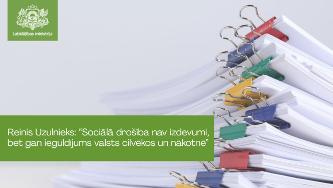 Latvijas Labklājības ministrijas vizuālis ar dokumentu mapēm, kas sakārtotas ar krāsainiem klipšiem, un citātu: “Reinis Uzulnieks: Sociālā drošība nav izdevumi, bet gan ieguldījums valsts cilvēkos un nākotnē.”