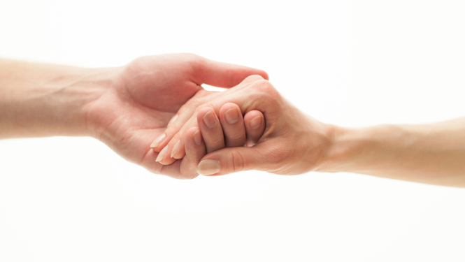 palīdzīgas rokas sniedzas viena pie otras.