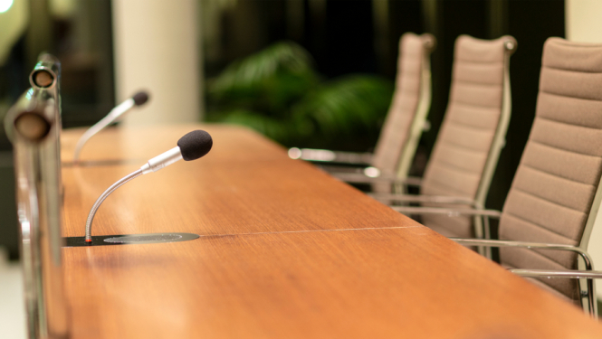 konferences telpa, krēsli, mikrafons un galds