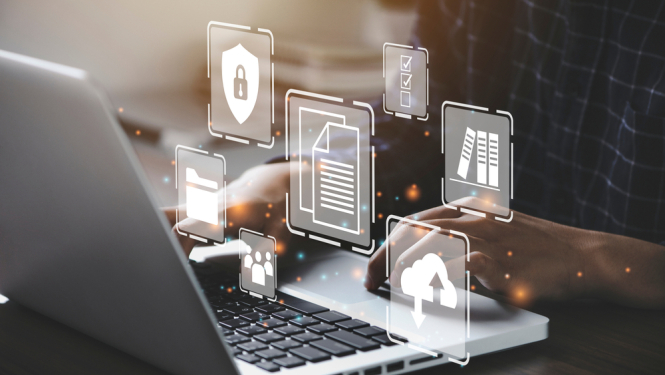 dators, cilveks strādā pie datora