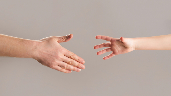 bilde kur pieaugusa cilveka roka sniedzas pēc maza bērna rokai