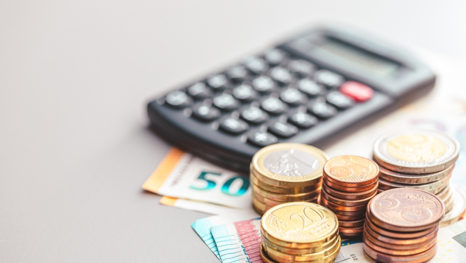 Attēls kurā redzams kalkulātors un banknotes, monētas.