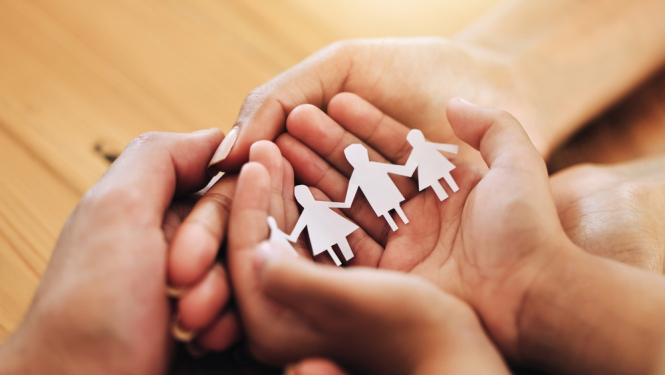 vizuālis, kur rociņās tur izgrieztus no papīras cilvēciņus