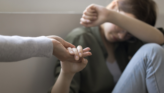 pusaudzim sniedz palīdzīgu roku nelaimē, grūtībās