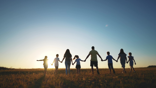 Lielas ģimenes fotogrāfija no aizmugures