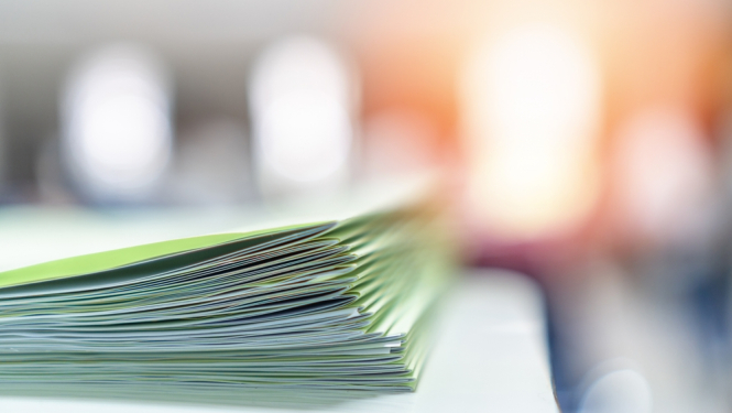 attēls: tuvplānā zaļas mapites uz galda stāv