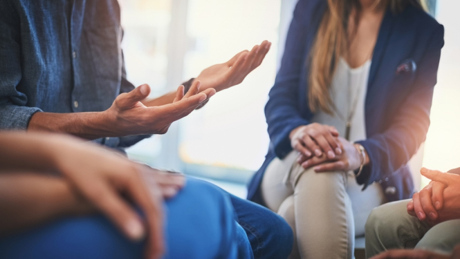 diskusijas aplis, kur redz tikai rokas