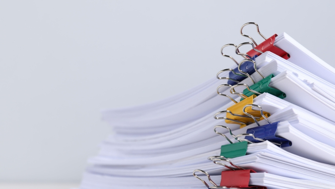 mapes kaudzītē stāv ar krāsainiem atdalītājiem