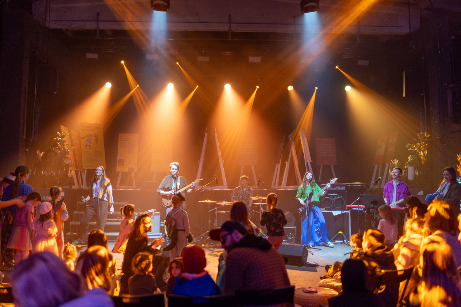 FOTO: ar dziesmām, izrādēm un pasaku zemes kopīgu radīšanu aizvadīts pirmais Pasaku festivāls