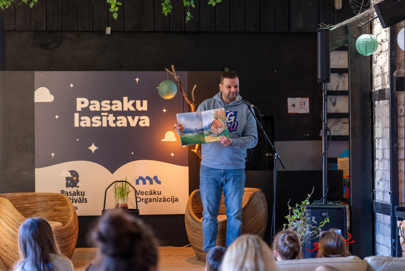 FOTO: ar dziesmām, izrādēm un pasaku zemes kopīgu radīšanu aizvadīts pirmais Pasaku festivāls