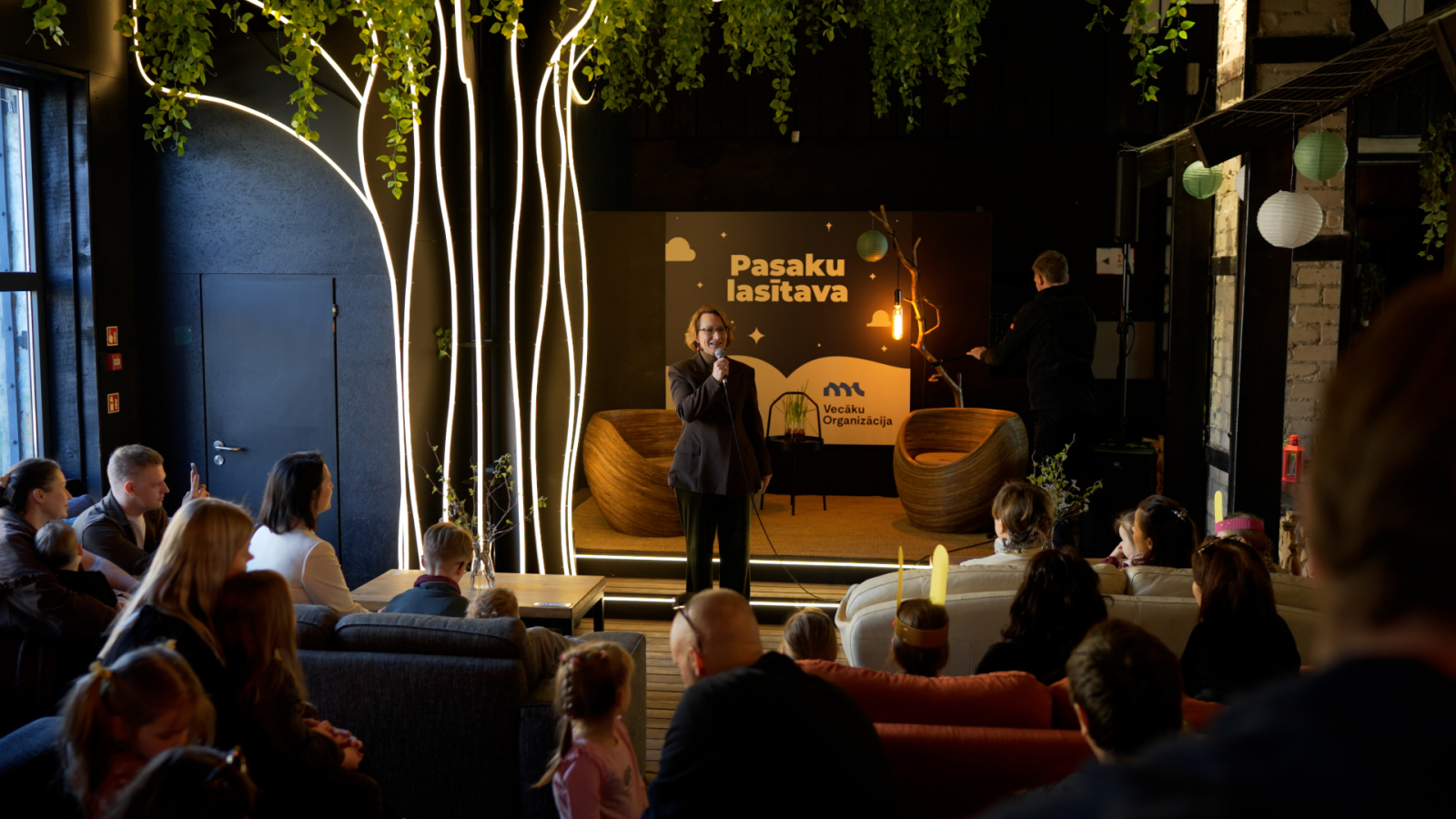 FOTO: ar dziesmām, izrādēm un pasaku zemes kopīgu radīšanu aizvadīts pirmais Pasaku festivāls