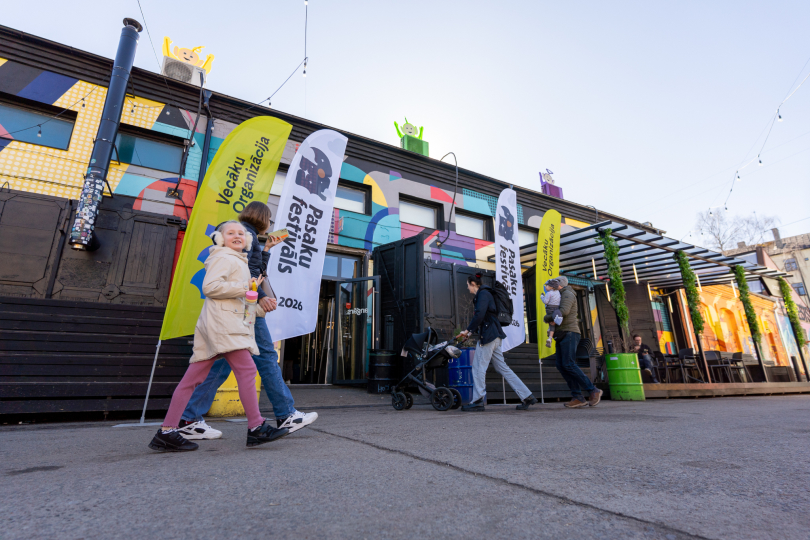 FOTO: ar dziesmām, izrādēm un pasaku zemes kopīgu radīšanu aizvadīts pirmais Pasaku festivāls