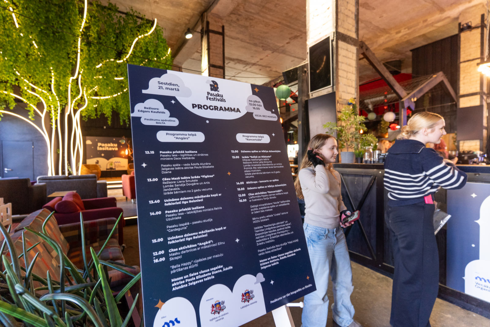 FOTO: ar dziesmām, izrādēm un pasaku zemes kopīgu radīšanu aizvadīts pirmais Pasaku festivāls