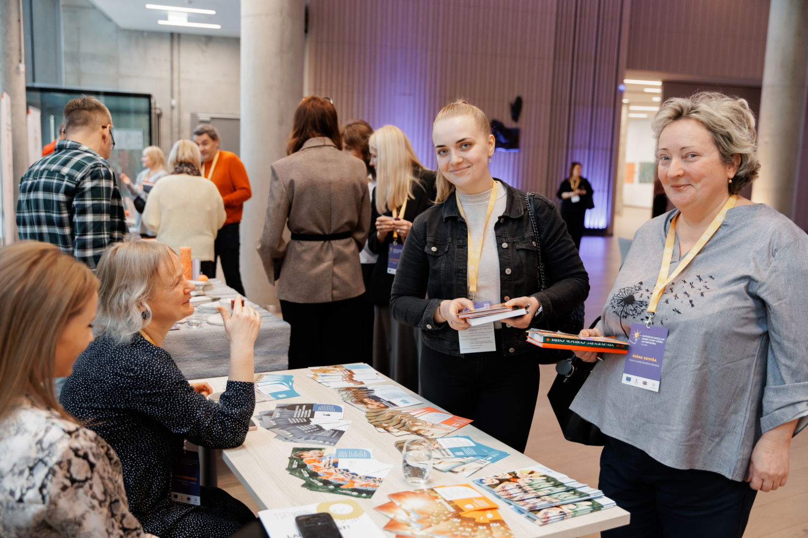 Pasākuma norise - skrejlapiņas uz galda