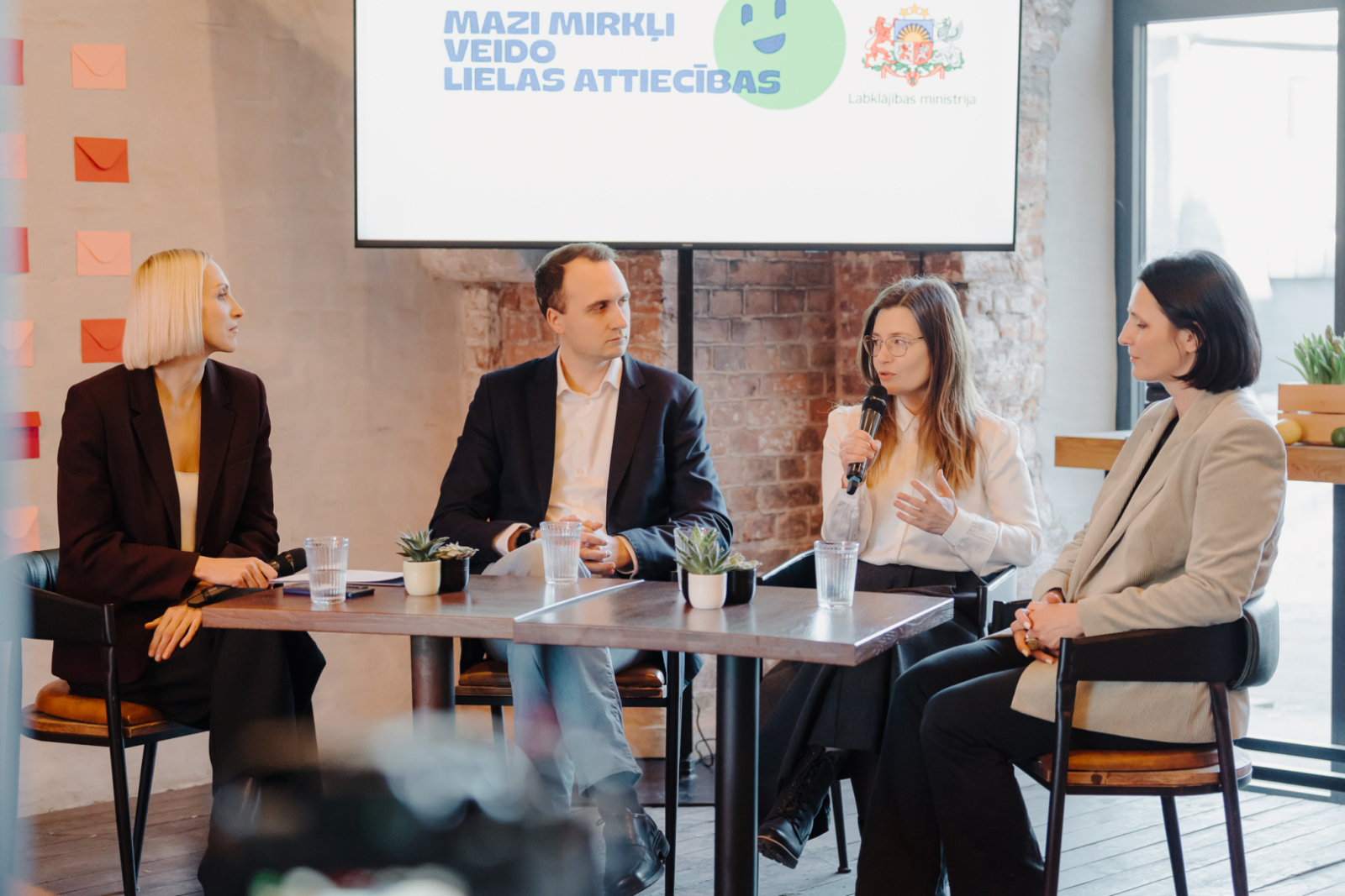 Kampaņas "Mazi mirkļi veido lielas attiecības" atklāšanas pasākums bildes ar runātājiem pie galda