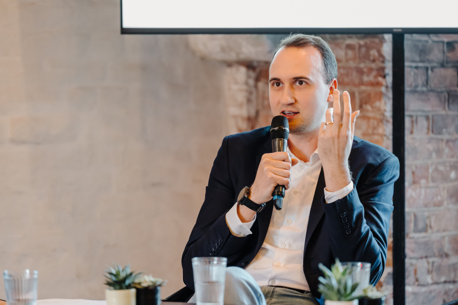 Kampaņas "Mazi mirkļi veido lielas attiecības" atklāšanas pasākums bildes ar runātājiem pie galda