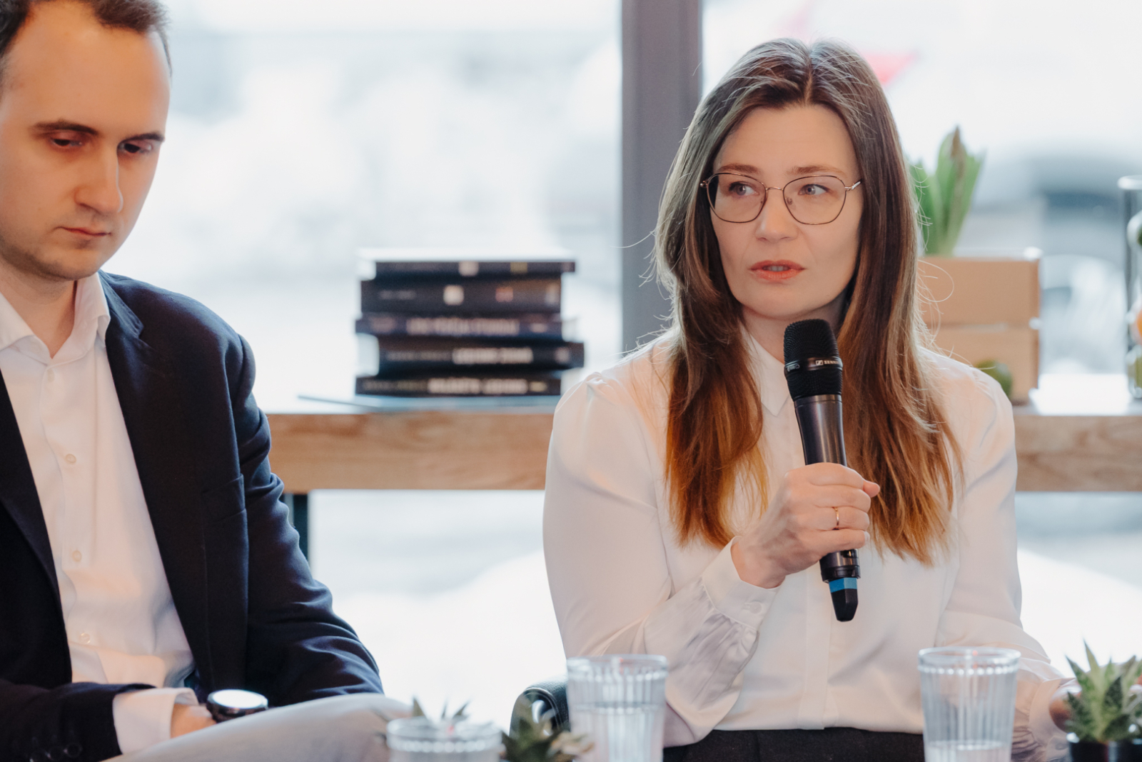 Kampaņas "Mazi mirkļi veido lielas attiecības" atklāšanas pasākums bildes ar runātājiem pie galda