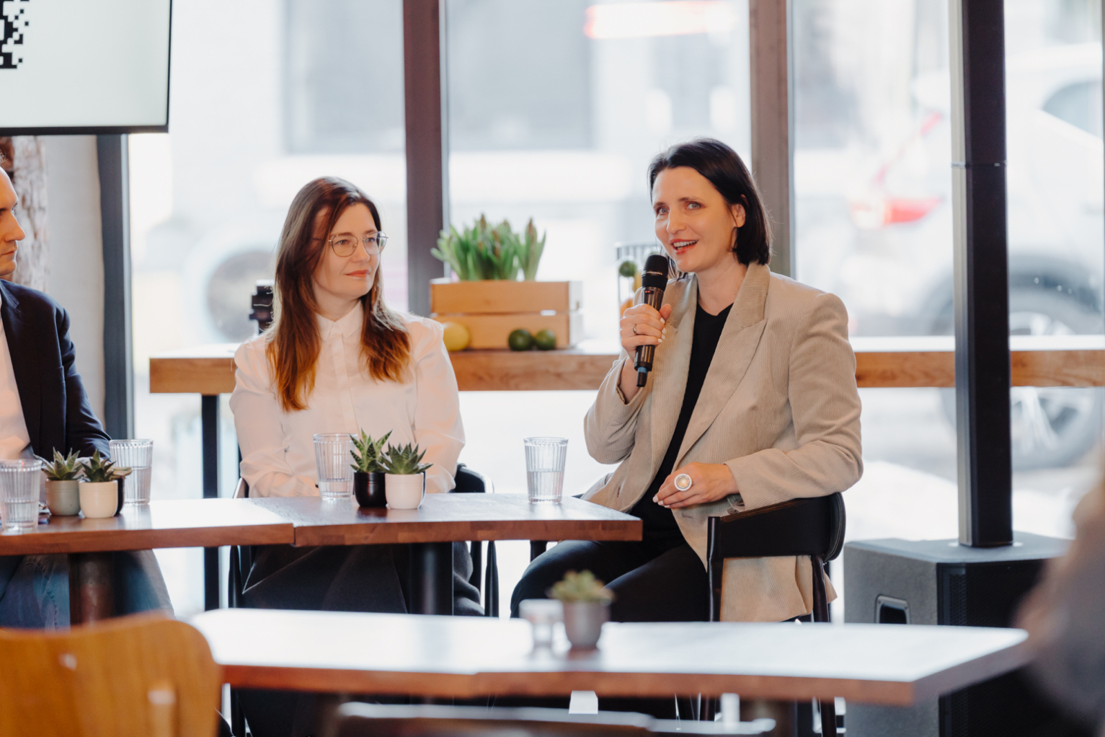 Kampaņas "Mazi mirkļi veido lielas attiecības" atklāšanas pasākums bildes ar runātājiem pie galda