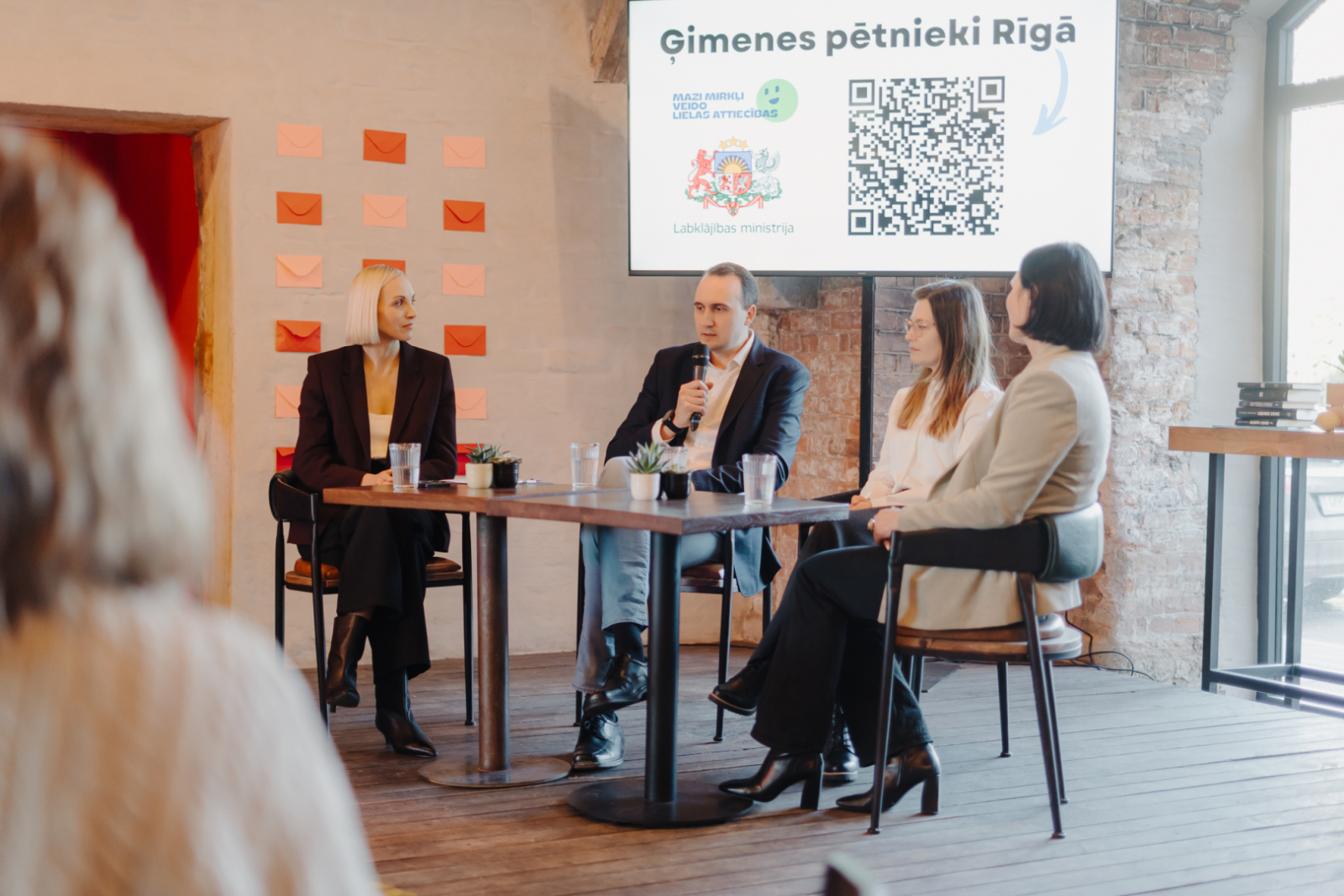 Kampaņas "Mazi mirkļi veido lielas attiecības" atklāšanas pasākums bildes ar runātājiem pie galda