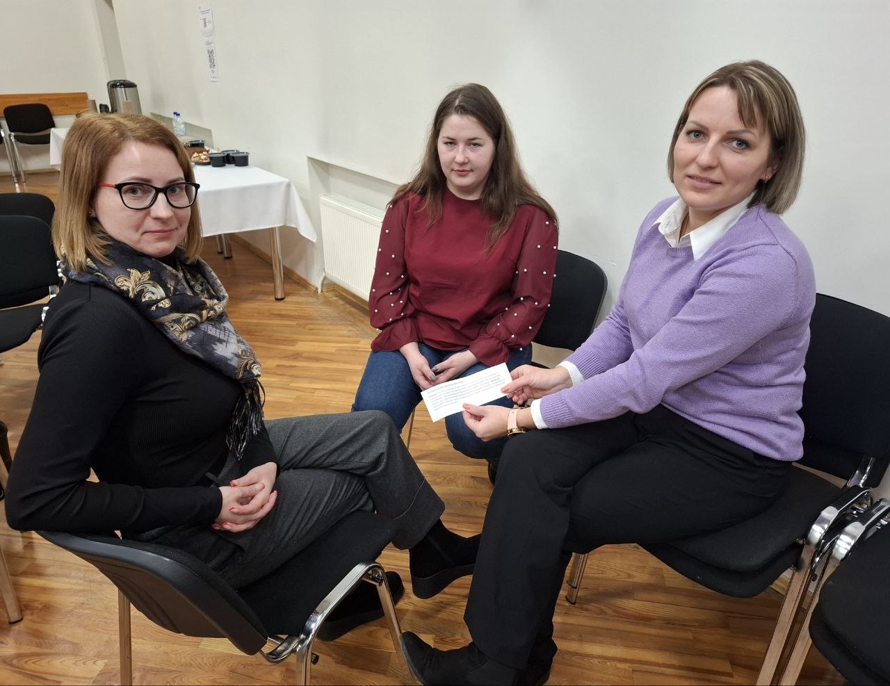 Semināra norise — dalībnieki sēž uz krēsliem zālē