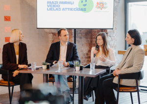 Kampaņas "Mazi mirkļi veido lielas attiecības" atklāšanas pasākums bildes ar runātājiem pie galda