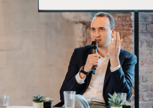 Kampaņas "Mazi mirkļi veido lielas attiecības" atklāšanas pasākums bildes ar runātājiem pie galda