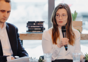 Kampaņas "Mazi mirkļi veido lielas attiecības" atklāšanas pasākums bildes ar runātājiem pie galda