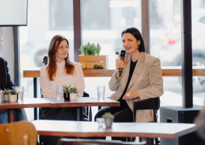 Kampaņas "Mazi mirkļi veido lielas attiecības" atklāšanas pasākums bildes ar runātājiem pie galda