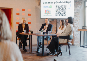 Kampaņas "Mazi mirkļi veido lielas attiecības" atklāšanas pasākums bildes ar runātājiem pie galda